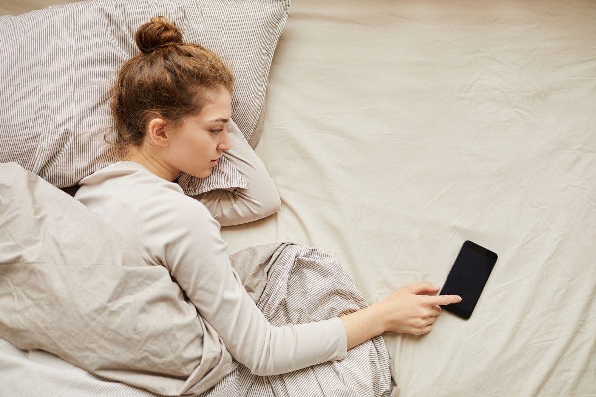 slecna saha po mobilu misto spanku.jpg